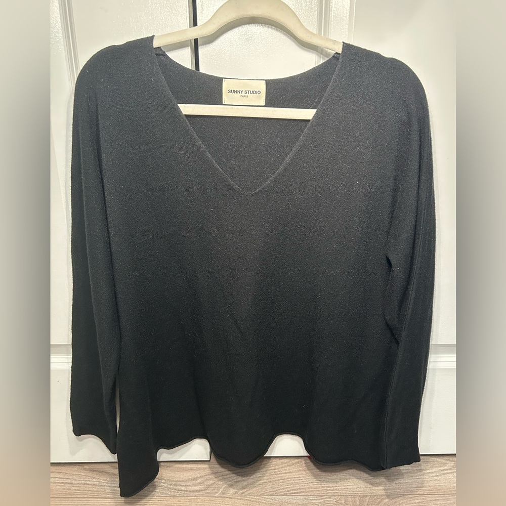 Sunny Studio Elegant Black V-Neck Long Sleeve Sweater Wool Cashmere